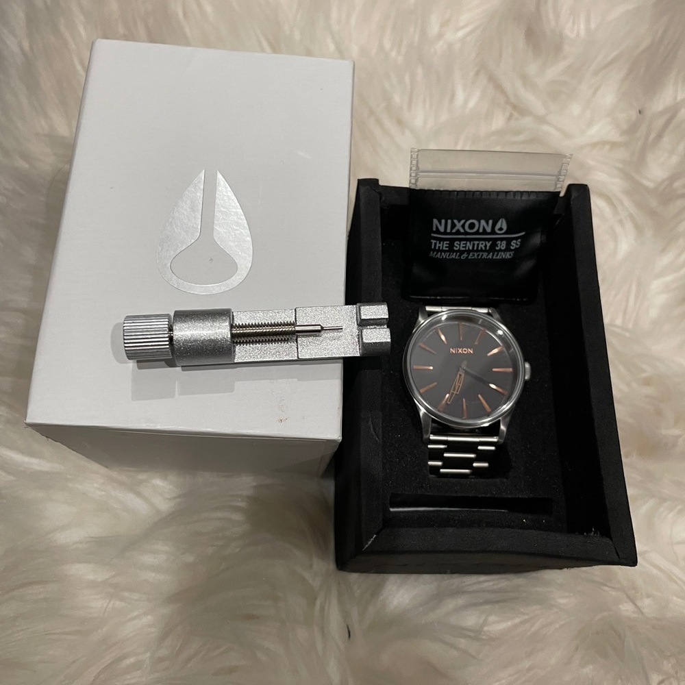Nixon The Sentry 38ss with link tool